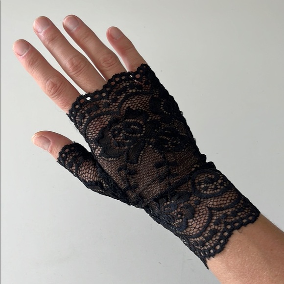 Black Lace Gloves - Picture 5 of 5